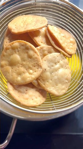 Kya apne kabhi ghr pe itni tasty, crispy crunchy papdi bnayi hai? #shorts