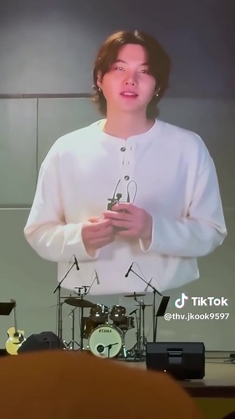 Min Yoongi biểu diễn cho các em nhỏ tại Shining MINDs