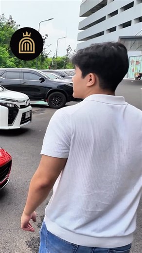 Cerita Sultan on Instagram: "@richardputraofficial 🏎️ Dari nggak bisa lanjut SMA Umur 15 tahun, keluarga lagi jatuh. Nggak ada uang, hutang numpuk. Di titik itu gue tanya: “Kalau begini terus, hidup gue mau sampai kapan?” 💼 Mulai bisnis dari 15 tahun Sekarang pegang belasan brand: suplemen, skincare, F&B, catering, agency. Cuan setahun? Puluhan M. 🚀 Mindset pertama: ambil peluang Sekarang zamannya AI? Masuk ke industrinya. Ikuti arus besar yang lagi menciptakan miliarder baru. 🧱 Setia pada h
