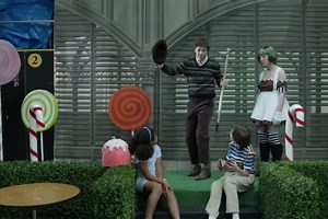 Freddie Highmore visita la exposición cutre de "Charlie y la fábrica de chocolate" - decine21.com