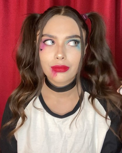 Dr. Warisha Azlan Shah on Instagram: "Happy Halloween guys! Harley Quinn, nice t’ meetcha 🤡 Even though @samahirkhanstudio and I created this look previously too, we just had to do it again since so many of you wanted to see me recreate something of @margotrobbieofficial 🙈 so here it is😜♥️ . . Lenses - @mermaideyecontact . . . . . . . . #halloween #cosplay #harleyquinn #margotrobbie #makeup #sfx #acting #recreate #curls #joker #dc #happyhalloween #hollywood #actress #acting #mimicry #heroine