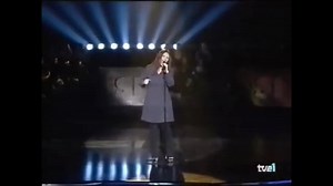 En ausencia de ti - Laura Pausini Letra: Uh-uh-ah-ah Uh-oh-oh-oh Hmm-mm Yo, como un árbol, desnudo estoy sin ti Mis raíces se secarán Abandonada así Me hace falta que tú estés aquí No hay una cosa que no te traiga a mí En esta casa, en la oscuridad Cae la nieve y será Más triste el invierno al llegar Navidad Y me faltas, amor mío Como cuando busco a Dios en el vacío En ausencia de ti Quisiera así decirte que Tú me faltas, amor mío El dolor es fuerte y como un desafío En ausencia de ti Yo no sabr