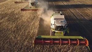 Bunu yapmaktan sıkılmıyoruz . Harika görsellere bir göz atın! Trimble GFX-750 ile kontrol edilen Claas biçerdöverlerinin harika gösterisi. 欄Navistar Asia https://bit.ly/GFX750-tr | PTx Trimble - Türkiye | Facebook