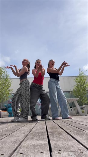 We’re back!!! Eerste tour van de zomer vandaag met @#LikeMe Official in @Plopsa 💋 met liefjes @Febe @Amy✌️ <3 #dancers #partybe4theparty #likemeontour #saintsatine