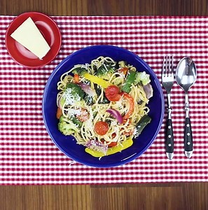 Versez ces 15 ingrédients en une fois dans la casserole et laissez cuire pendant 8 minutes. Le dîner est prêt ! Voir la recette complète ici : http://www.feroce.co/mijote-pates-legumes-marche/ ‎ | Bon Ap’