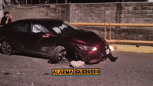 #AcapulcoGuerrero || La noche de este domingo se accidentó una pareja abordo de un vehículo Nissan Sentra, los hechos en la Vía Rápida, el auto brinco el camellón y quedo en sentido contrario, con la suspensión, el frente destruidos, la pareja fue auxiliada por motociclistas de Rappid. 07/09/2025 | Alarma Guerrero