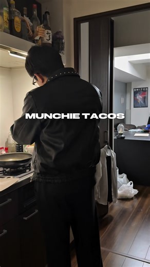 Munchiefoods on Instagram: "インスタで1億回再生された タコスのレシピ完全再現したら 美味すぎてぶっ飛んだ！ 保存してレシピ確認して下さい！ 🌮 背徳タコス レシピ 🌮 【材料】 ・トルティーヤ(フラワー) ・牛ひき肉 ・玉ねぎ ・トマト 【味付け】 ・塩こしょう ・トマトペースト ・タコシーズニング 【作り方】 ① フライパンでひき肉＋玉ねぎ炒める ② トマトペースト、タコシーズニング入れて炒め合わせ ③ トルティーヤにタコミート→モッツァレラチーズ ④ 巻いて完成🔥 【背徳ポイント】 🌶 チーズ多め 🌶 サワークリーム or マヨ足しもアリ"