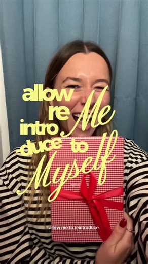 so many new friends here, figured it was time to (re) introduce myself 🌟 excited to share this crafty corner together ✏️🍎✂️📓 inspo by my absolute fave creative @H★NNAH #junkjournal #memorykeeping #trinkets #craftygirl #digitalscrapbook