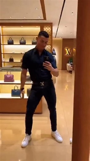 Marek Murko | Reality & Financie on Instagram: "LV butik, luxus všade… a on tam zrazu vytiahne pytón kroky zo sídliska 🐍😂 Normálne flashback: betón, paneláky, reprák na lavičke a my sme to skúšali dookola, kým to vyzeralo aspoň trošku „profi“ 😭 Tu je dôkaz, že keď máš rytmus v krvi, je jedno či si v Louis Vuitton alebo pred vchodom. Daj ❤️ ak si sa tieto kroky učil tiež a napíš do komentu: SIDLISKO / LUXUS👇 #meme #parodia #bratislava #sidlisko #tanec vibes viral humor skcz”"