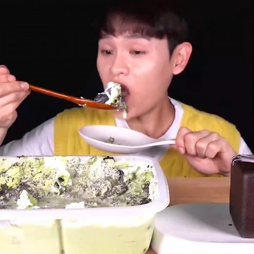 31K views · 895 reactions | ASMR Chocolate-Covered Strawberries & Purple Desserts | Bonggil eating | Facebook