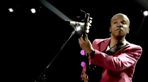 Alexandre Pires - Medley Espanhol: Usted Se Me Llevo La Vida / Necessidade (Neccesidad) / É Por Amor (Es Por Amor) / Bum Bum Bum / A Musa Das Minhas Canções (Spanish Guitar) / Vem Me Amar (Amame)