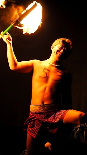 Manami. on Instagram: "* 🔥来寿くん🔥 2025.11.22 #MANAMIちゃんラストステージ #来寿ガレアイ さん 初めて見られた前回の夜メインは、カメラが壊れて全然撮れず… またすぐに見られて、今度はちゃんと撮れて良かった！ そしてMANAMIちゃんラストの1週間、 私もいっぱい行ったけど、来寿くん行くたびに居てくれた気がして… ちゃんと休めてるのかな？なんて勝手な心配をしてしまいました😅 連日お疲れさまでした🔥🔥 #ファイヤーナイフダンス #fireknifedance #sivaafi #fireknifedancer #sivaola#シバオラ"