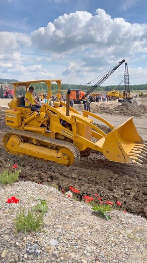 Markus Kuenzle on Instagram: "Caterpillar 955H Track Loader Manufactured in 1965 Engine : 100 hp - D330T diesel engine Operating weight : 11.3 tonnes Currently on display at the excavator - museum „Ebianum“ #trackloader #cat955 #vintagemachinery #oldtimer #catequipment #earthmover #restored #constructionequipment"