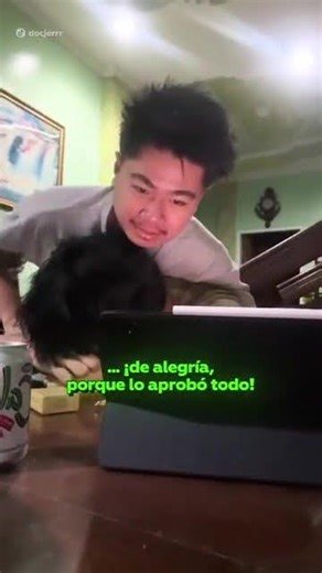 😢 Emotiva reacción al conocer los resultados de examen final de su hijo Un joven