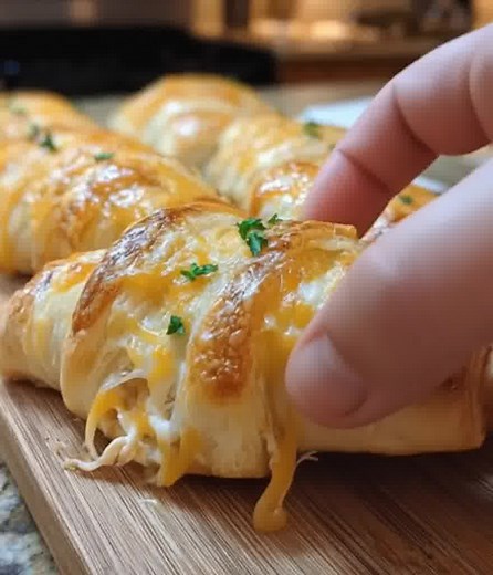 Cheesy Chicken Crescent Rolls Golden, buttery crescent rolls packed with creamy, cheesy chicken — a quick and crowd-pleasing recipe that’s perfect for busy weeknights or party snacks. Fυll ᖇecίpe in Coʍmеոτ 💬 | Recipe Rendezvous