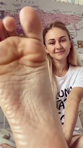Long toes girl soles feet pedicure #soles #foot #pedicure #toenails #toes #feet #longtoes #shorts