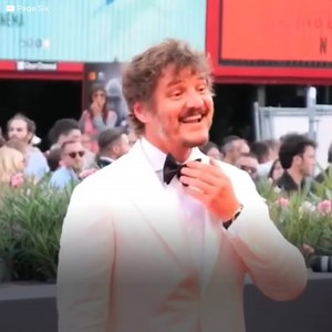 108K views · 552 reactions | Aktor terkenal ini menarik perhatian karena caranya yang khas dalam berpose di karpet merah, dan lawan mainnya yang masih kecil, Bella Ramsey, adalah satu-satunya yang berhasil menemukan alasan yang menyentuh, dengan menunjukkannya di depan kamera. | Ikon | Facebook