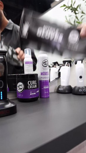 En una buena experiencia con tu barbero, tiene que haber buenos productos por obligación. En esta ocasión contamos con: . Rolda Nitrile Gloves 100pk - Black . Rolda - Hair Mousse for Curly Hair & Braids . ROLDA AFTERSHAVE COLOGNE- 400ML R4 . Rolda - Eucalyptus & Peppermint Beard Oil | Ideal For Sensitive Skin, Fights Dry & Itchy Beards, Non-greasy, Tattoo Oil, Vegan Extract @roldausa #elboribarber #rolda #louivver | El Bori barber