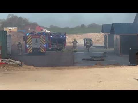 Sort røg stiger til vejrs fra brand lige nu