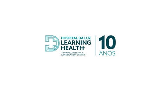 Em 2025 celebramos os 10 anos do Hospital da Luz Learning Health! 🎂 São 10 anos a transformar o hospital do futuro na realidade de hoje, a apostar em formação, simulação, inovação e investigação na área da saúde. Estes 10 anos ficam marcados por grandes conquistas: ➡️ a criação do maior Centro de Simulação Clínica de Portugal; ➡️ mais de 600 mil horas de formação realizadas; ➡️ o apoio a centenas de ensaios e estudos clínicos; ➡️ uma plataforma pioneira para testar produtos inovadores de startu