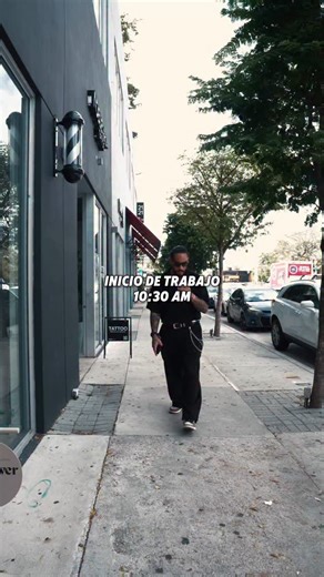 La gente se obsesiona con que el público ame su contenido… pero se olvidan de lo más importante: ¿tú lo amas? Si tú no lo sientes, nadie lo va a sentir. Si tú no te emocionas cuando lo ves, nadie se va a emocionar. Haz contenido que te represente. Que cuando lo veas un año después digas: “Diantre… esto todavía está duro.” Créalo con tanta verdad que no importe el algoritmo, porque el impacto no caduca. Primero te tiene que gustar a ti. Después, el mundo lo recibe con la misma energía. No hagas c