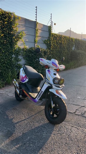 This Yamaha BWS 100 is the perfect mix of retro style and modern performance 🔥 Rocking an 80s–90s inspired sticker kit with a full Malossi upgrade, performance shock, and Urban Riders brake setup 🛵💨 #YamahaBWS100 #Malossi #bugeye #2StrokeLife #UrbanRiders