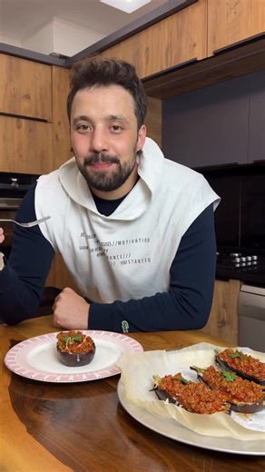 Hasan Biltekin on Instagram: "Kolay beğendili karnıyarık ⬇️ English 2 büyük patlıcan 4 yemek kaşığı zeytinyağı 100 gr kaşar peyniri 20 gr tereyağı 30 gr sıvıyağ ( 2 yemek kaşığı) 300 gr kıyma 1 soğan 1 kırmızı biber 1-2 yeşil biber 2 domates 1 yemek kaşığı domates salçası 1 tatlı kaşığı pul biber 1 tatlı kaşığı karabiber Yarım tatlı kaşığı kekik 10 gr tuz 100 ml su Hazırlanışı Patlıcanları yıkayın ,uzunlamasına 2 ye bölün,zeytinyağı tuz ve karabiberi karıştırıp patlıcanların üzerine sürün.Daha ö