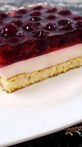 🍰 Sernik z serków homogenizowanych – prosty i pyszny! 🍒 Szukasz lekkiego i efektownego deseru na święta? Ten sernik na zimno z wiśniami to strzał w dziesiątkę! 💛 Nie wymaga pieczenia, przygotujesz go z kilku prostych składników, a efekt zachwyci całą rodzinę. Możesz go nawet zrobić razem z dziećmi! ✨ Dlaczego warto spróbować? Lekki i orzeźwiający 🍋 Pięknie prezentuje się na stole. Prosty i szybki w przygotowaniu ⏱️ Spróbuj i przekonaj się, że domowe desery bez pieczenia mogą być równie pyszn