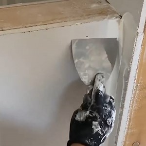 ✔️ "Up close hand taping an angle. As you can see I’m using lots of mud and my tape is pre-folded to make sure it’s sharp. If your having air pockets aka blisters behind your tape make sure your using ample mud and it’s not to thick. I’m using a LEVEL5 Tools knife, paper tape, and using an all-purpose to tape with." 🔥 Drywall Shorty with some great advice 💯 | LEVEL5 Tools