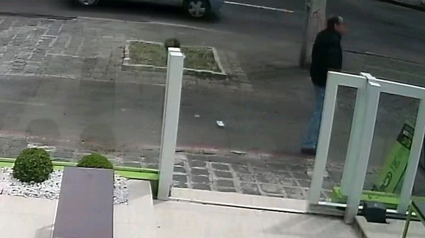 Um idoso está desesperado pois caminhava na Avenida Getúlio Vargas quase esquina com Rua Saint Hilaire no bairro Água Verde e caiu de seu bolso um maço de dinheiro com 10 mil reais que era para comprar remedios caros. Ele não percebeu que o dinheiro caiu do bolso e continuou andando. Pouco depois um rapaz em uma bicicleta avistou o dinheiro caído e recolheu. Se o rapaz quiser devolver o dinheiro pode entrar em contato com Gabriel no número (41) 998883902 ou entrar em contato conosco no e-mail: c