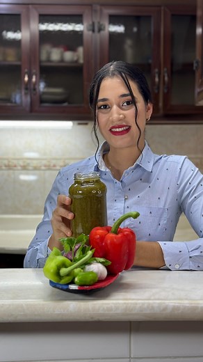 𝐑𝐨𝐦𝐚𝐢𝐫𝐢 𝐙𝐚𝐩𝐚𝐭𝐚 on Instagram: "Sazón o sofrito Dominicano . Ingredientes: - Ajo 🧄 - Pimentón 🫑 - Ajíes gustoso - Cebolla 🧅 - Ajíes - Tomate 🍅 - Cilantro 🌿 - Recao - Apio -2 Tazas de naranja 🍊 agria -1 Cucharada de orégano 🌿 -1 Cucharada de sal -1 Cucharada de pimienta Cuéntame: ¿Te gustó la receta? #sazondominicano #sazoncasero #sofrito #receta #viralreels"