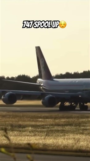 This 747s 4 MASSIVE engines spooling up as it starts to roll down the runway #747 #boeing