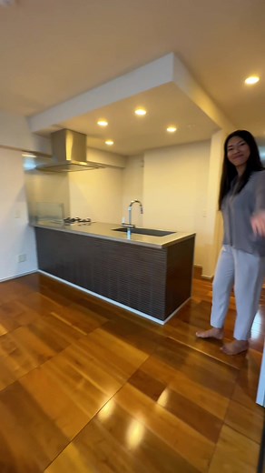 This property is located in Hatagaya, Shibuya-Ku area. 10 minutes walk to Hatagaya Station, Keio Line Layout : 3LDK 1WIC Size: 75.07m2 Floor: 3rd floor Built in 2017 1 key money, 1 deposit If you are looking for an apartment, to rent or to buy, feel free to contact me📩 #tokyoapartment #tokyorealestate #mansion #rentapartmentintokyo #renthomeintokyo #renthouseintokyo #buyapartmentintokyo #buyapartmentinjapan #賃貸 #東京賃貸探し #外国人不動産 #外国人向かい不動産 #foreignerliveinjapan #tokyoapartment