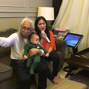 Rieta Amilia Beta | Ayooooo kita menyanyi ...🎤🎤 | Instagram