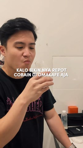 Martin Tan on Instagram: "Teknik yang dipake ini namanya freeze distillation. Jadi yang cair duluan itu lemak/susu yang mau kita ambil, karena perbedaan titik beku. Jadi susu yang cair akan lebih kentel, lebih manis karena kita ngurangin water content nya. Kalau ikutin recipe di yutub nya @ssgcoffeecompany D.O.A Milk 3 part fresh milk (300ml) 1 part oat (100ml) 1 part arummi (100ml) Repot yaa? Cobain langsung di @omakafe.jkt aja, mereka pake teknik vacuum distillation dengan alat rotovapor. Jeni