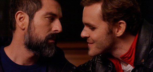 🏳️‍🌈 UNE NUIT À PARIS : DISPONIBLE EN DVD 🇫🇷 Richard, cinéaste d’une quarantaine d’années gagné par une crise d’angoisse inexpliquée, lâche son tournage en cours et se livre à une déambulation dans un Paris nocturne, à la recherche de réponses, de réconfort et d’inspiration. 👀 À découvrir en DVD sur Outplay.fr 🔥 | Outplay