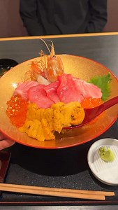 Let us guide you to Tokyo Sushi Bowl! 🍣 Just a 1-minute walk from Asakusa’s famous Kaminarimon Gate, we serve the freshest and most delicious seafood bowls in the world! 🌊✨ Our menu is Halal and gluten-free friendly, and all of our staff speak English, so you can feel at ease when you visit. We look forward to welcoming you soon! 🇯🇵❤️ ＝＝＝＝ 带您一起前往 Tokyo Sushi Bowl！ 🍣 从浅草著名的雷门步行仅需1分钟， 我们提供 全世界最新鲜、最美味的海鲜盖饭！🌊✨ 本店提供 清真（Halal） 及 无麸质（Gluten-Free） 菜单， 所有员工都能使用 英语交流，让您安心用餐。 期待您的光临！🇯🇵❤️ | Tokyo Su
