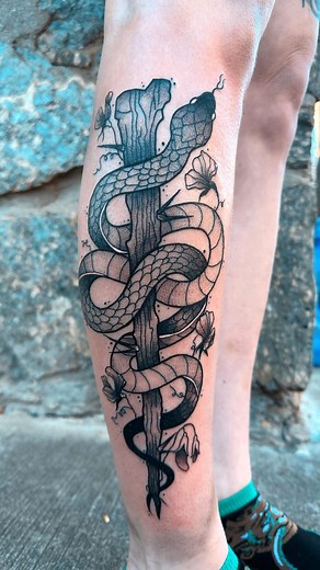 Stephi Lee on Instagram: "Just another silly day putting silly art on people’s silly bodies 🤠 @divination_tattoo"