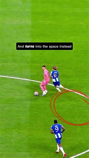 The Masterclass - FOOTBALL SCIENCE of Unpredictable Moves in Football 🧠⚽ #shorts #physics