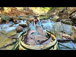 The girl who made a bamboo fish trap using ancient methods caught a large haul of fish.