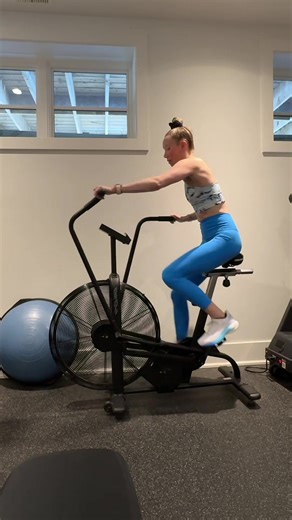 This is a typical workout for me as a woman in my 40s trying to increase my strength and muscle mass as much as I can to help me age well and prevent osteoporosis and fractures. The leggings I’m wearing are from @ATHLETA and the bra top is old @lululemon #strongnotskinny #strengthtraining #agingwell #bonehealth #preventativehealth