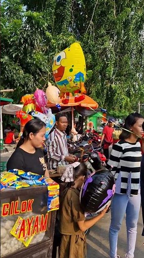 Spongebob balloon flying in the wind #characterballoon #balloon