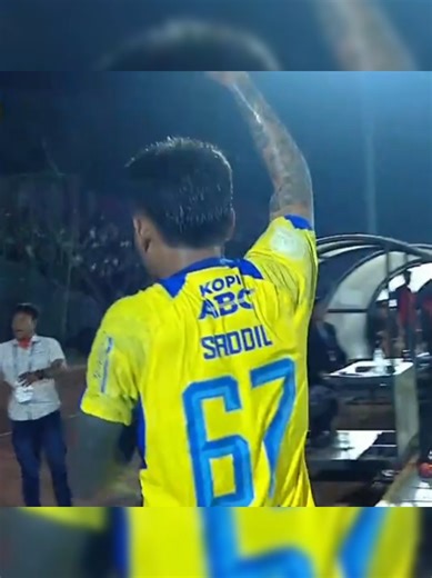 sadil ramdani bermain cukup aingkat malam ini, walaupun cetak gol tetapi dia harus di keluarkan karena terkena 2 kartu kuning #sadilramdani #persibbandung #persikkediri #bobotoh #vikings