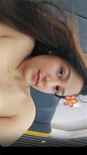 ishu 🧸 on Instagram: "在日本，研究人员正利用智能人行道将日常活动转化为清洁能源⚡。这些道路内嵌特殊的压电材料，可以从行人的脚步中收集动能。当人们行走、奔跑或跳跃时，路面会轻微变形，从而产生机械压力。压电晶体将这种压力转化为电能🔋。 这些能量可用于照亮路灯、为公共显示屏供电，甚至监测行人流量。这种技术不仅减少了能源浪费，还展示了未来城市的无限可能🌍。 在东京、京都等城市的试验区，人们的每一步都在为绿色地球贡献力量💚。科技让生活更环保，也让每一个脚步更有意义✨ #日本 #科技 #创新 #可持续 #绿色能源 未来城市 环保 知识 事实 推荐 你知道吗 技术 实验 热门"