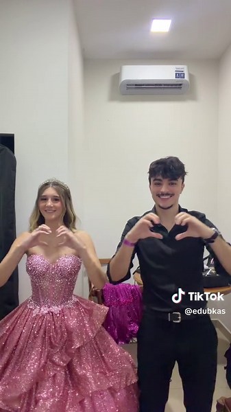 eu e a debutante da noite!! Parabéns duda, agora quero ir na festa de 15 de TODAAAAS VCCCSS ❤️❤️