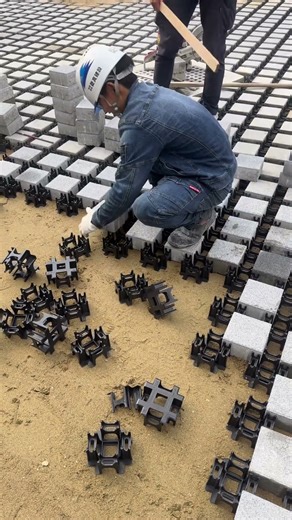 Installation de pavés avec grille de guidage