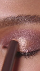 Laura’s tip for an updated smokey eye: apply a deeper color in the crease and a lighter color on the center of the eye lids ⁣ ⁣ Products Used: Caviar Stick in ‘Burnished Bronze’, ‘Plum’ on the inner and outer corners⁣, and ‘Copper’ to the center of the lid ⁣⁣ | Laura Mercier