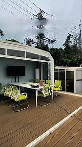 1.1M views · 12K reactions | En Chine, même sous la pluie, on reste dehors… grâce à une invention simple et géniale : le toit rétractable pour véranda ️➡️☀️. Facile à installer, pas cher et utilisable par tout le monde, il permet de profiter de sa terrasse par tous les temps. Plus de 1000 foyers l’ont déjà adopté, et bientôt, le monde entier en voudra un ! | Apprendavectonton | Facebook