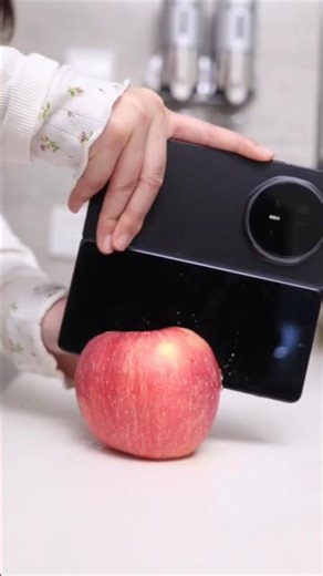 Honor Magic V6 Build Quality Test: Cutting an apple on a foldable screen!! #honormagicv6 #honor