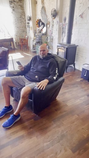 Oz wants to get the top spot on the pyramid(scheme)